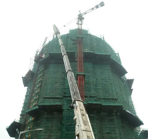 岫岩吊车在工地上作业